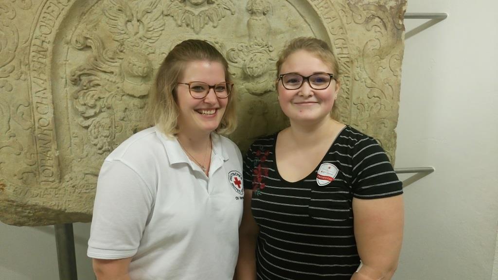 DRK-Kassiererin Katharina Hartung bedankt sich bei Erstspenderin Svenja Hartung (v.l.), Foto: Appun